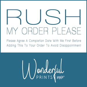 Könnte beinhalten: Ein blaues Schild mit weißem Text, der "RUSH MY ORDER PLEASE. Please Agree A Completion Date With Me First Before Adding This To Your Order To Avoid Disappointment." lautet. Unter dem Text befindet sich ein weißes kursives Logo mit der Aufschrift "Wonderful Prints" und einem kleinen Blattdesign.