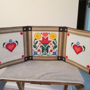 Table Runner Pennsylvania Dutch  Style in Plastic Canvas Item 106