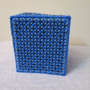 Op de afbeelding: Blauwe en witte tissuebox met een geometrisch patroon.