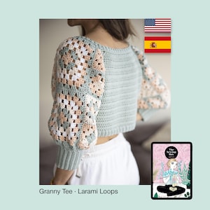 Puede incluir: Top de crochet azul claro con mangas de cuadros de la abuela en melocotón, blanco y verde. El top tiene un diseño corto y un escote redondo. El texto "Granny Tee • Larami Loops" está en la parte inferior de la imagen. Una tableta con un dibujo está en la esquina inferior derecha.
