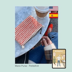 Op de afbeelding: Een rood en crèmekleurig gehaakt tasje met een ritssluiting. De tas is rechthoekig en heeft een textuurpatroon. De tekst "Marie Purse - PetiteKnit" is zichtbaar onderaan de afbeelding.