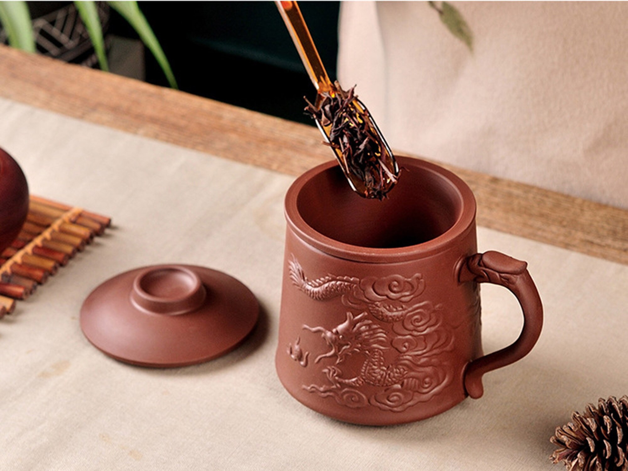 Retro Yixing Dragon Phenix Tazza da tè in argilla viola con coperchio e infusore Tazza da tè in ceramica fatta a mano da ufficio Tazza da acqua regalo Bicchieri per la casa 