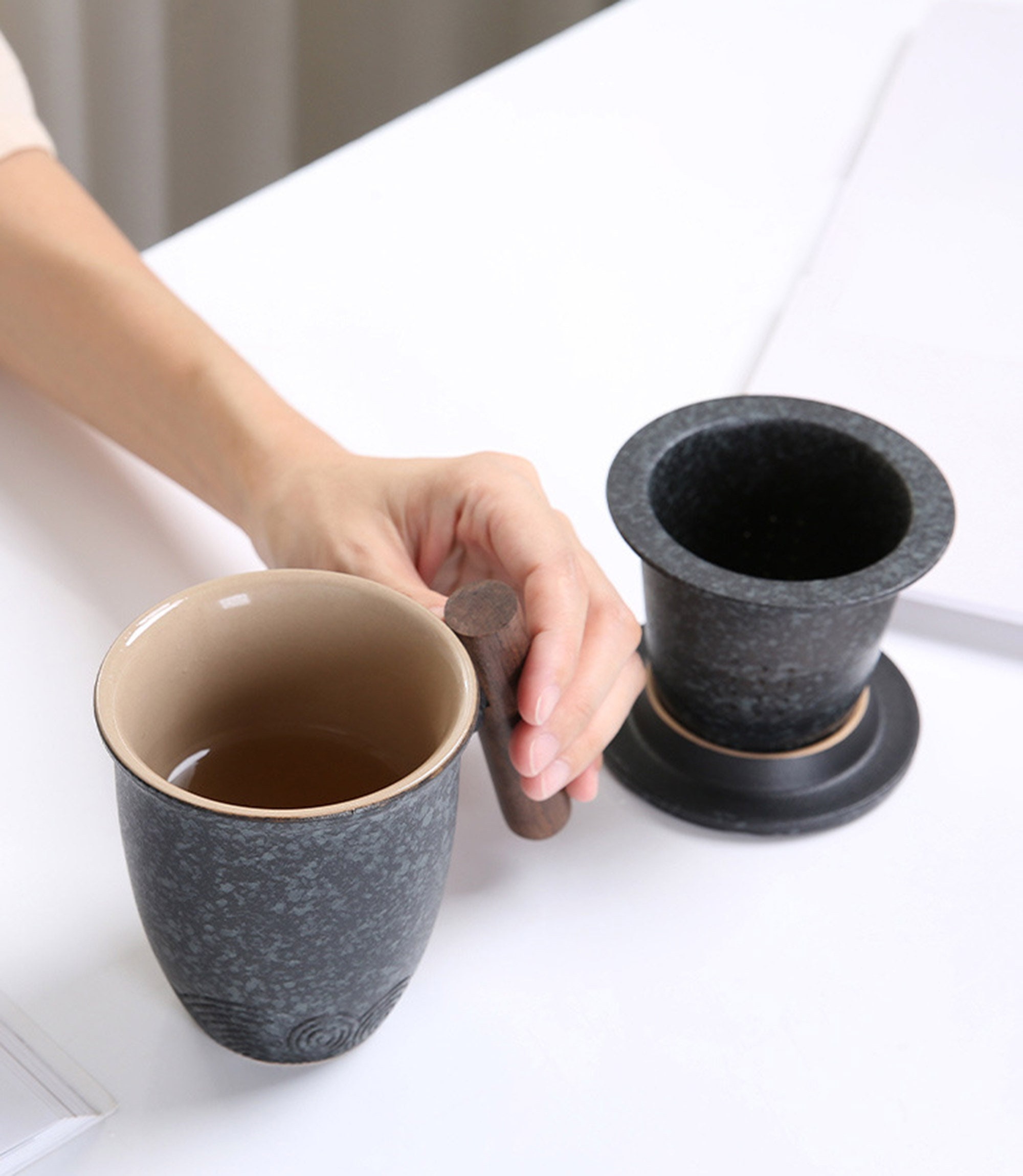 Tasse à thé en porcelaine avec couvercle et infuseur