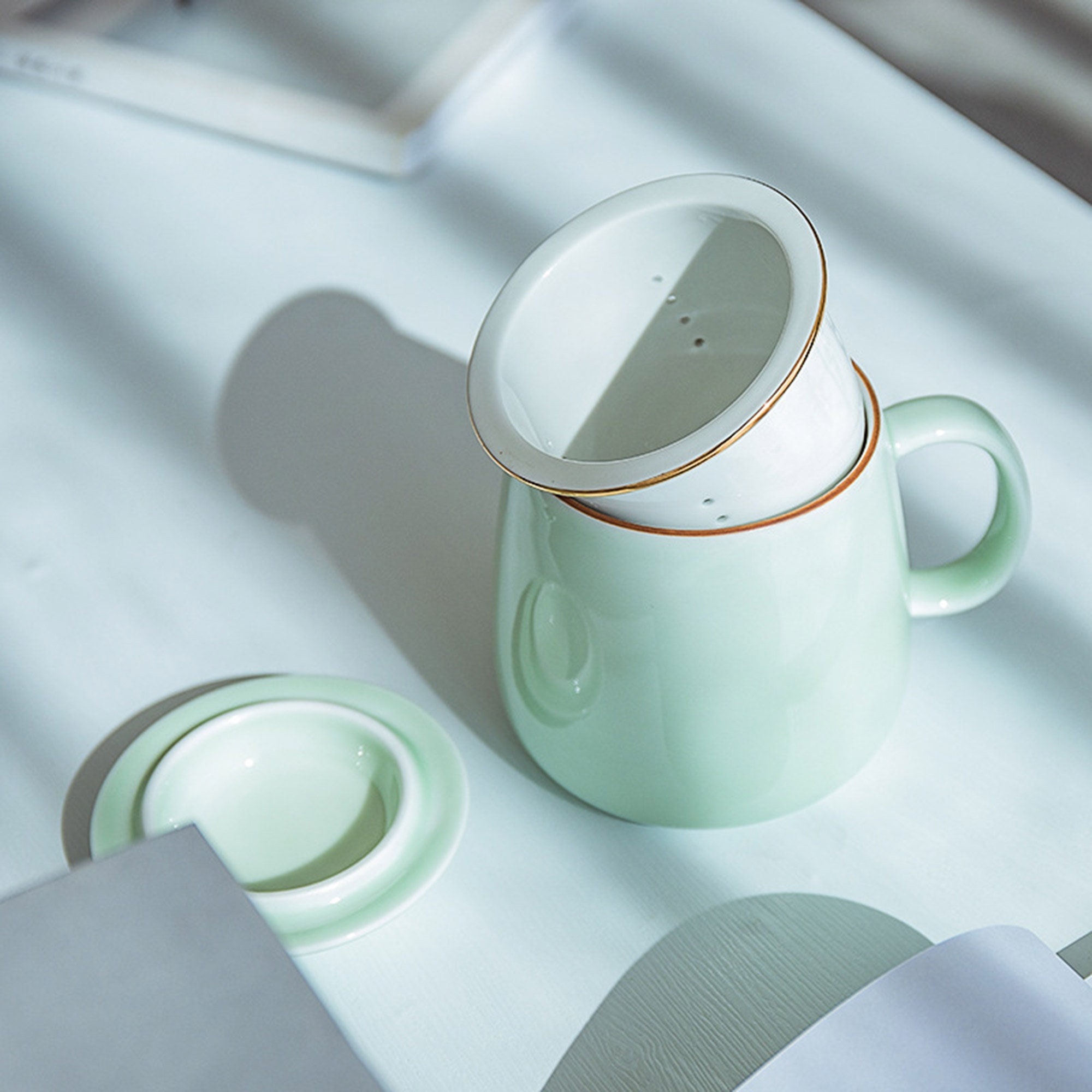 Coffret tasse avec infuseur à thé en porcelaine motifs dorés PALM