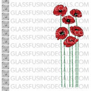 Op de afbeelding: Een digitale afbeelding van zeven rode klaprozen met groene stelen op een witte achtergrond. De bloemen zijn verticaal gerangschikt, met de hoogste bloem bovenaan en de laagste bloem onderaan. De bloemen staan ​​allemaal in bloei, met hun bloemblaadjes volledig open. De stelen zijn allemaal slank en groen, en ze zijn allemaal verticaal gerangschikt. De achtergrond is wit.