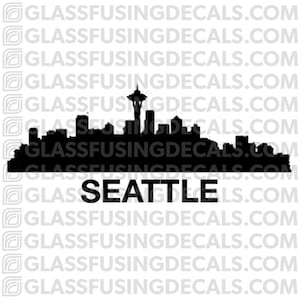 Może przedstawiać: Czarno-biała sylwetka panoramy Seattle, w tym Space Needle, z napisem "SEATTLE" wydrukowanym poniżej.