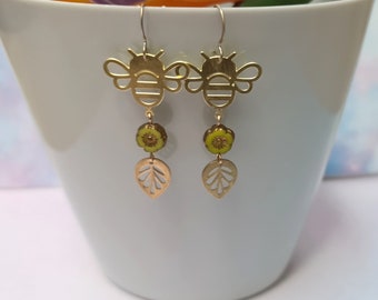 boucles d'oreilles petite abeille sur les feuilles