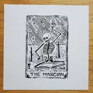The Magician Tarot Card Block Print, Sculpté à la main et imprimé à la main, 8x8in Wall Art, Arcana Skeleton Tarot Deck