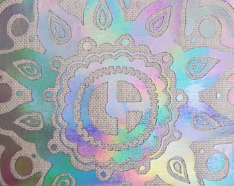 Könnte beinhalten: Ein farbenfrohes, irisierendes Mandala-Design mit einem zentralen Kreis, der den Buchstaben "E" auf einem strukturierten, beigefarbenen Hintergrund enthält.