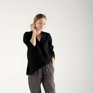 Linen Top / Black Linen V-Neck Top / Black Linen Blouse / V-Neck Blouse / Custom Linen Top / Minimalist Linen Top imagen 1