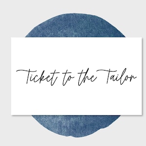 Puede incluir: Una tarjeta blanca con el texto "Ticket to the Tailor" escrito en cursiva negra. La tarjeta está parcialmente oculta por un círculo azul de acuarela.