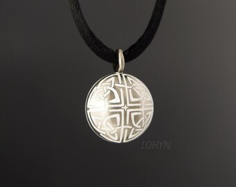 750/- white gold amulet with white enamel