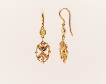 750/- red gold earrings with brilliant-cut diamonds and two diamonds