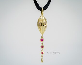 750/- yellow gold pendant with rubies and cinnamon-fibre diamonds