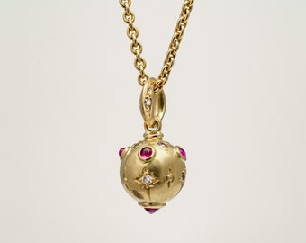 Pendentif boule en or jaune 750/- avec mélange décoratif et 10 diamants et 5 rubis