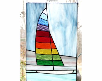 Vitrail pour voilier avec voile multicolore.