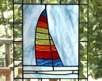 Vitrail personnalisé pour voilier avec voile et biseaux multicolores