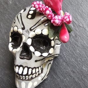 Hand made Sugar skull fridge magnet. Mexican day of the Dead. Skull magnet. Hand-painted skull. Sugar skull gift. Miniature sugar skull.