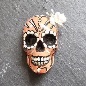 Hand made Sugar skull fridge magnet. Mexican day of the Dead. Skull magnet. Hand-painted skull. Sugar skull gift. Miniature sugar skull.