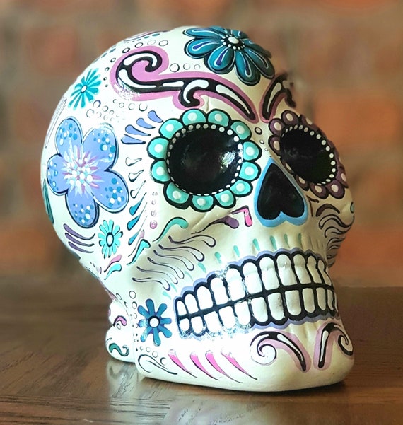 メキシコの死者の日の手描きのシュガースカル。陶器のシュガースカル