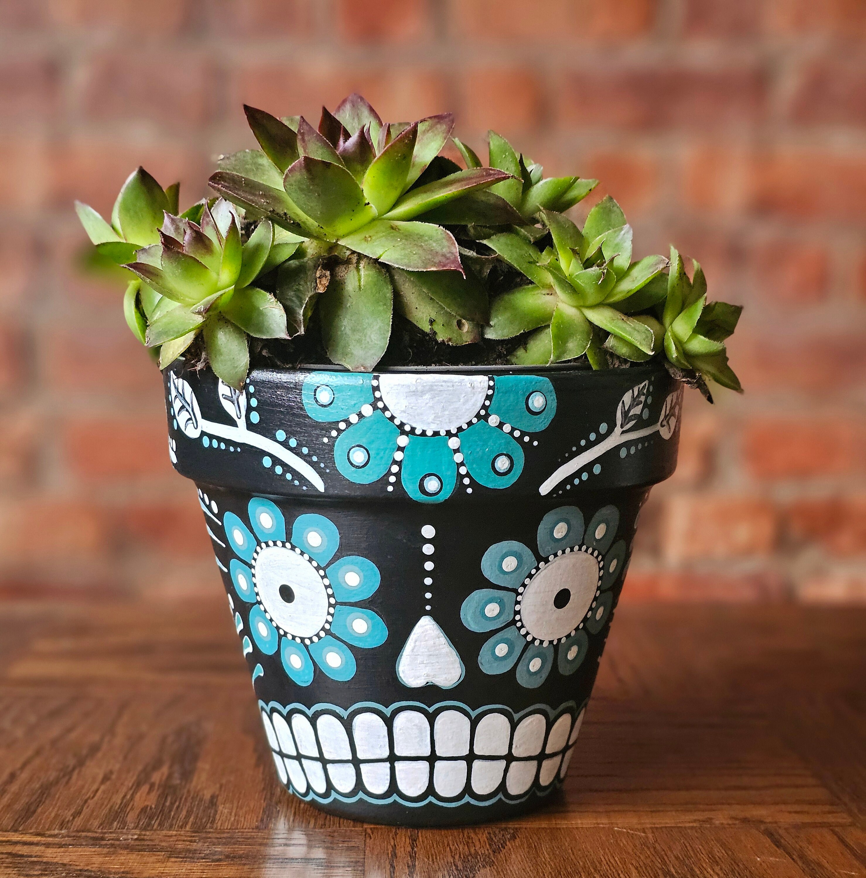 メキシコの死者の日をモチーフにしたテラコッタ植木鉢。シュガー