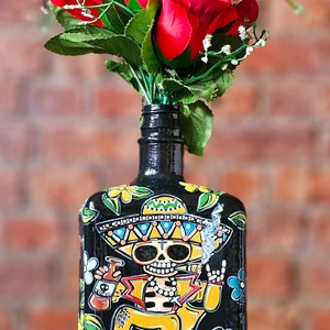 Handbemalte Glasflasche. Skelett Geschenk. Zuckerschädel Geschenkidee. Flasche aus recyceltem Glas. Mexikanische Tag der Toten Schädelmalerei. Schädelkunst.