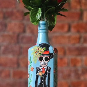 Handbemalte Skelett-Flasche. Blumenvase. Zuckerschädel Geschenk. Tag der Toten Kunst. Mexikanische Volkskunst. Zuckerschädel als Tischdeko. Flasche aus recyceltem Glas.