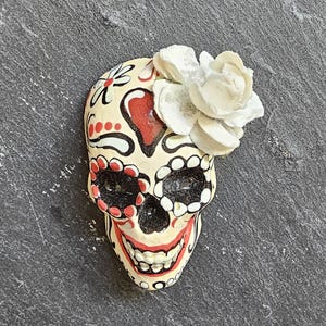 Hand made Sugar skull fridge magnet. Mexican day of the Dead. Skull magnet. Hand-painted skull. Sugar skull gift. Miniature sugar skull.