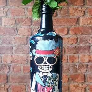 Handbemalte Glasflasche. Skelett Geschenk. Zuckerschädel Geschenkidee. Flasche aus recyceltem Glas. Mexikanische Tag der Toten Schädelmalerei. Schädelkunst.