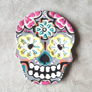 Hand made Sugar skull fridge magnet. Mexican day of the Dead. Skull magnet. Hand-painted sugar skull. Clay sugar skull. Sugar skull gift.