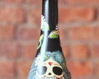 Bottiglia a forma di scheletro dipinta a mano. Vaso. Regalo a forma di teschio di zucchero. Arte del Giorno dei Morti. La Catrina. Decorazione da tavola a forma di teschio di zucchero. Bottiglia di vetro riciclato.