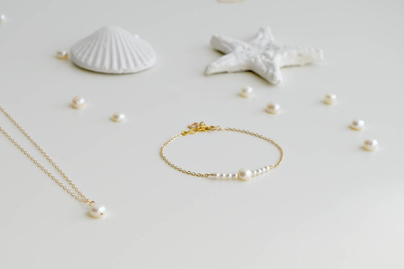 Delicate pearl necklace Gold thin pear necklace Minimalist pearl gold necklace Tiny pearl necklace