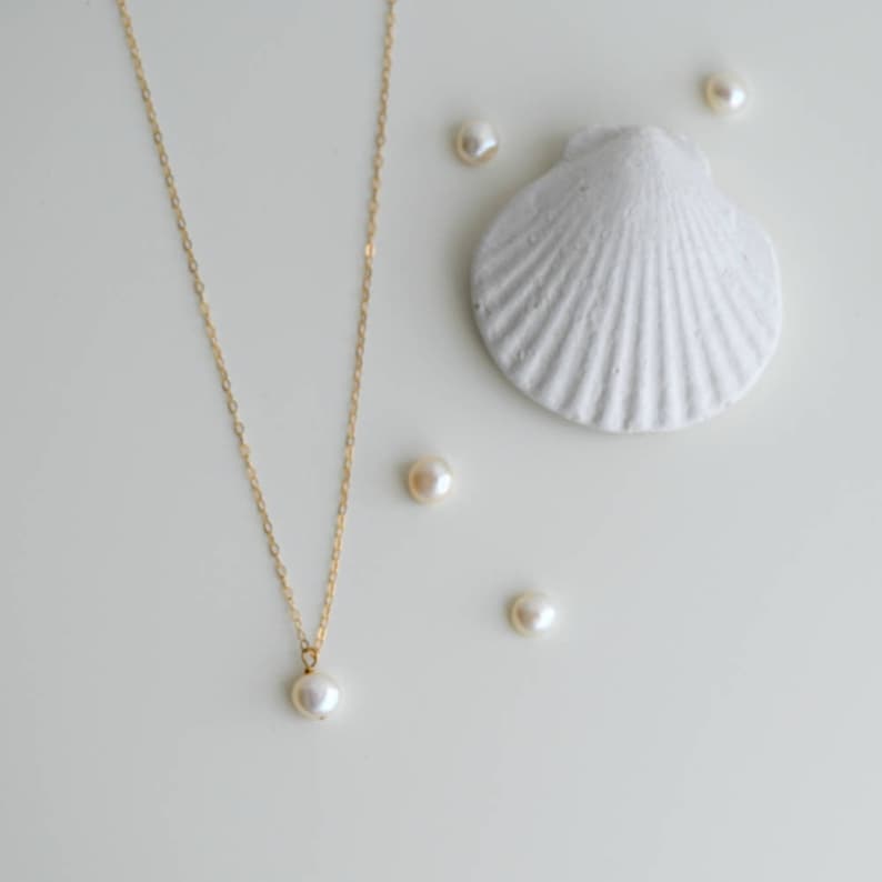 Delicate pearl necklace Gold thin pear necklace Minimalist pearl gold necklace Tiny pearl necklace