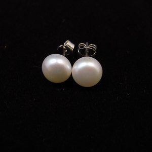 Pendientes de perla de agua dulce de 8 mm hechos a mano - Plata