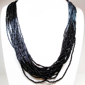 Ketting met zwarte rocailles: 17-strengs operalengte, met de hand geregen afbeelding 3