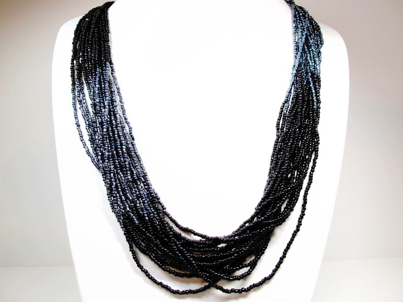 Ketting met zwarte rocailles: 17-strengs operalengte, met de hand geregen afbeelding 3