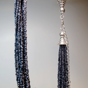 Ketting met zwarte rocailles: 17-strengs operalengte, met de hand geregen afbeelding 4