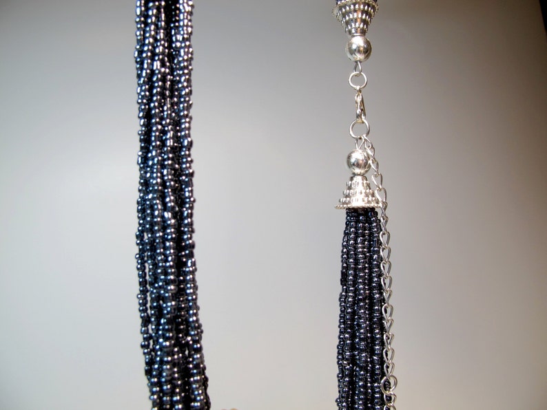 Ketting met zwarte rocailles: 17-strengs operalengte, met de hand geregen afbeelding 4