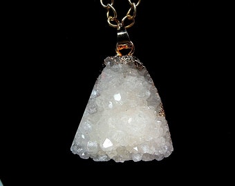 Collar con colgante de drusa natural, collar con cadena chapada en oro de 16 quilates,