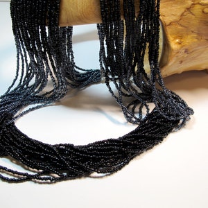 Ketting met zwarte rocailles: 17-strengs operalengte, met de hand geregen afbeelding 1