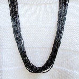 Ketting met zwarte rocailles: 17-strengs operalengte, met de hand geregen afbeelding 2