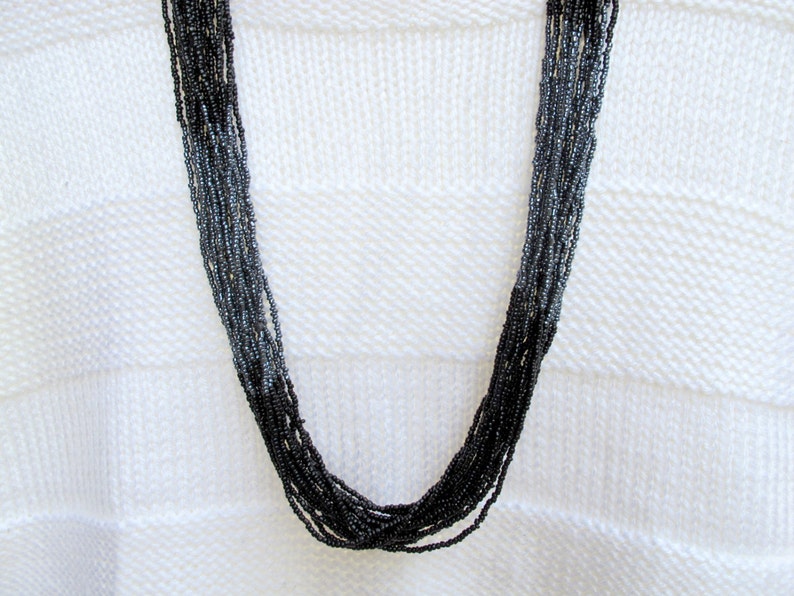 Ketting met zwarte rocailles: 17-strengs operalengte, met de hand geregen afbeelding 2