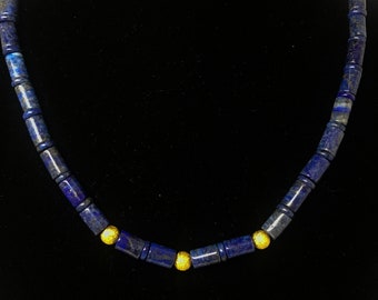 Halsketting van natuurlijke lapis lazuli: Marineblauwe en gouden kralen sieraden