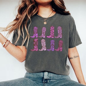 Stiefel Tee Komfort Farben Garment-Dyed T-Shirt, Damen T-Shirt, Geschenk für Mutter, Western Bekleidung, Country Chic, Pink Shirt Tee