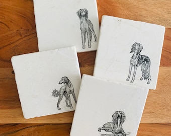 以下が含まれることがあります： サルーキ犬種の白黒イラストが描かれた白い正方形コースター4枚セット。各コースターには、犬の異なるポーズが描かれています。