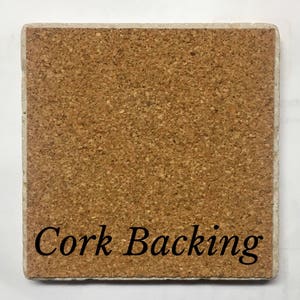 以下が含まれることがあります： コルクの裏地が付いたコースターのクローズアップ。コースターの下部に「Cork Backing」という文字が印刷されています。
