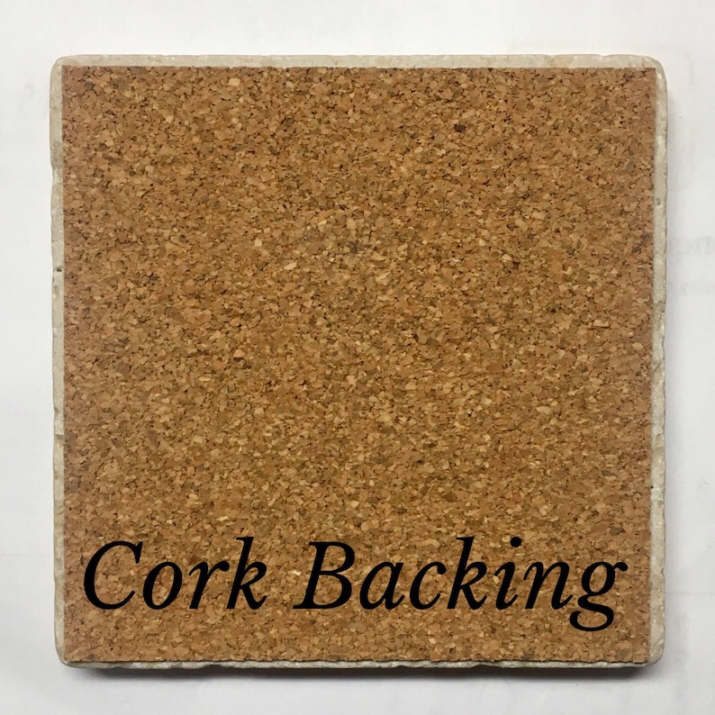 以下が含まれることがあります： コルクの裏地が付いたコースターのクローズアップ。コースターの下部に「Cork Backing」という文字が印刷されています。