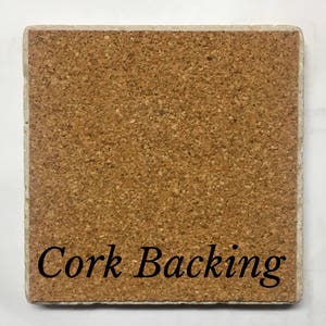 Op de afbeelding: Vierkante onderzetter met een kurken achterkant. De onderzetter heeft een lichtbeige rand en een kurken achterkant. De woorden "Cork Backing" zijn in het zwart op het kurkoppervlak gedrukt.