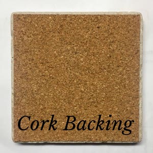Pu&ograve; includere: Un primo piano di un sottobicchiere con retro in sughero e la scritta "Cork Backing" stampata sul fondo.