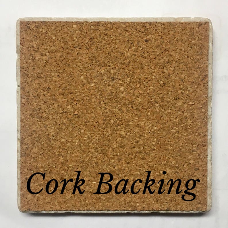 Pu&ograve; includere: Un primo piano di un sottobicchiere con retro in sughero e la scritta "Cork Backing" stampata sul fondo.